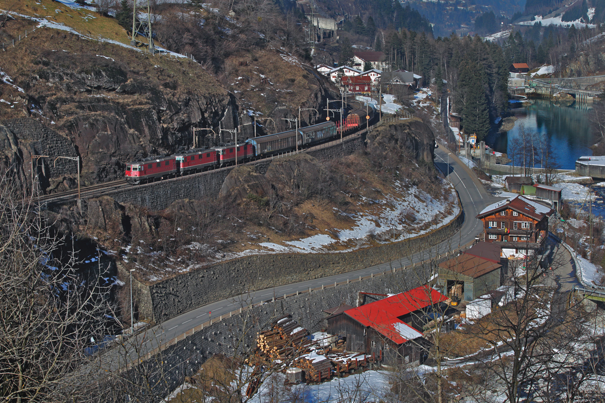 Re 4/4 II 11172,Re 4/4 II 11359 und die Re 4/4 II 11176 fahren bergwärts mit einem kurzen Güterzug auf der 1.Ebene in Wassen.Bild vom 19.2.2015