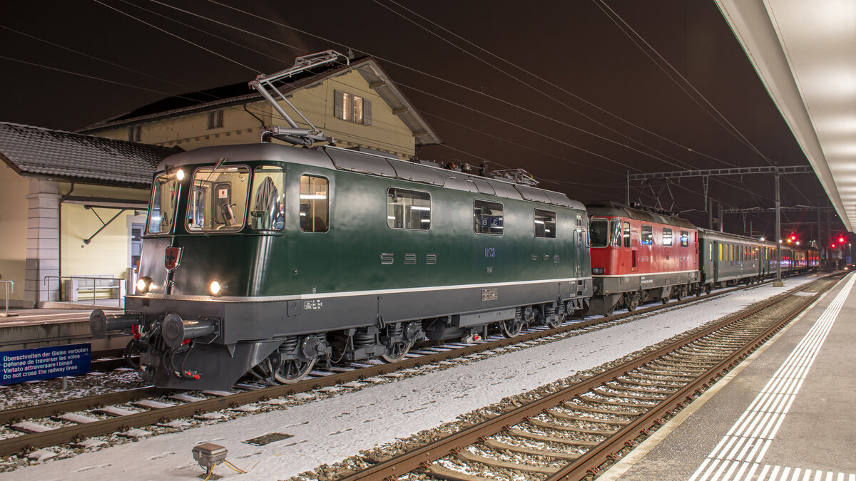 Re 4/4 II 11173 und 11141 des dsf-Koblenz bei der Ankunft in Koblenz am Abend des 18.12.2022.