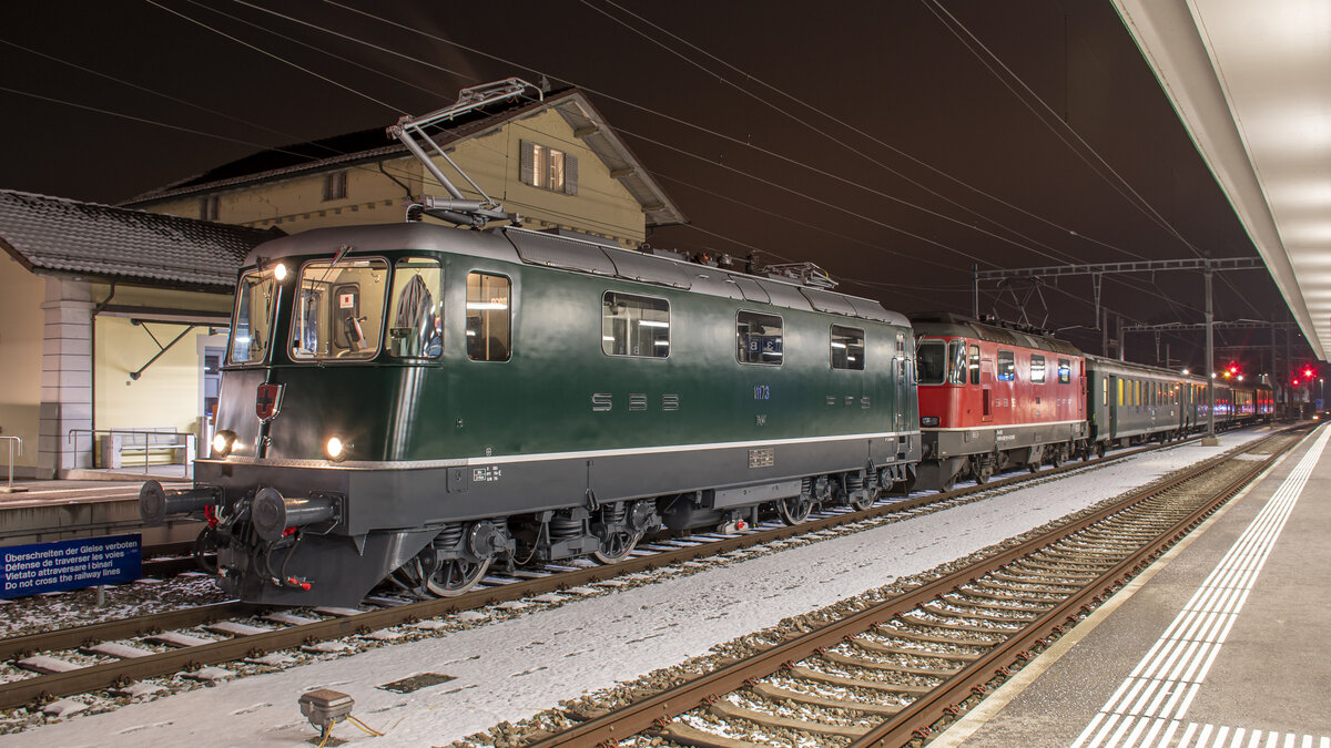 Re 4/4 II 11173 und 11141 des dsf-Koblenz bei der Ankunft in Koblenz am Abend des 18.12.2022.