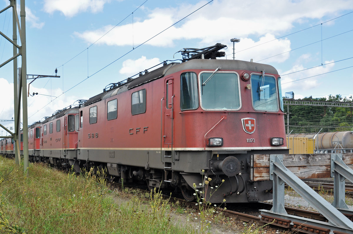 Re 4/4 II 11173 ist beim Güterbahnhof Muttenz abgestellt. Die Aufnahme stammt vom 21.08.2016.