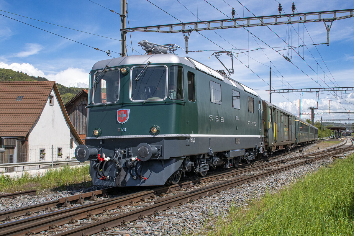 Re 4/4 II 11173 des dsf bei der Ausfahrt in Rekingen AG in Richtung Zurzach, aufgenommen am 29.04.2023.