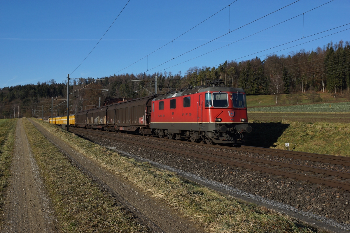 Re 4/4 II 11176 zieht am 23.12.2013 einen Güterzug von Winterthur Richtung Wil, aufgenommen bei Elgg.