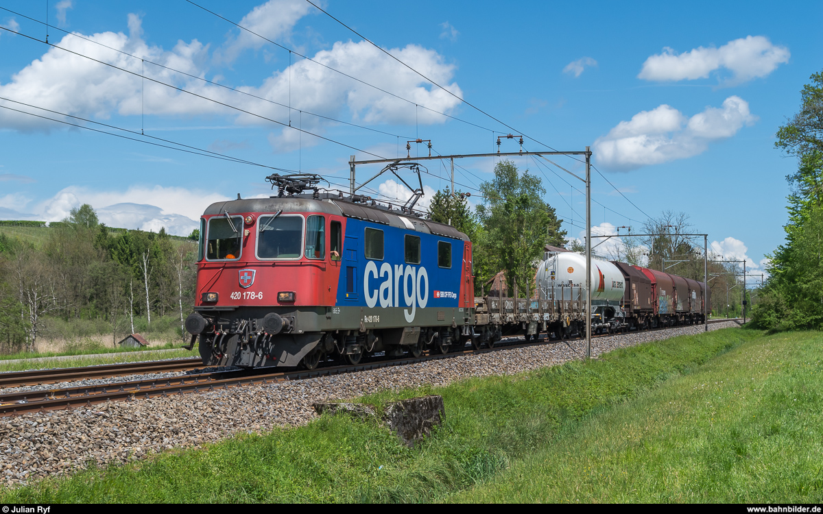 Re 4/4 II 11178 mit einem Nahgüterzug am 15. Mai 2017 bei Sulgen.