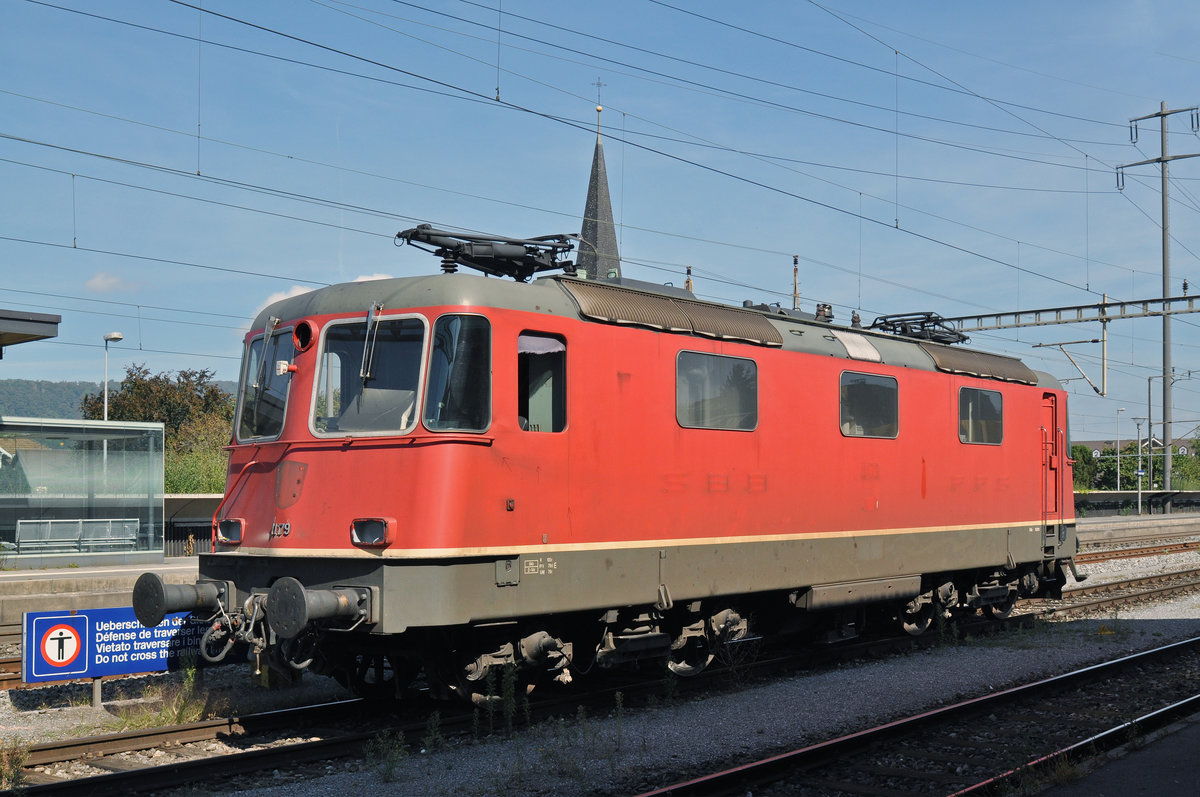 Re 4/4 II 11179 wartet beim Bahnhof Kaiseraugst auf ihren Abbruch. Die Aufnahme stammt vom 28.09.2016.