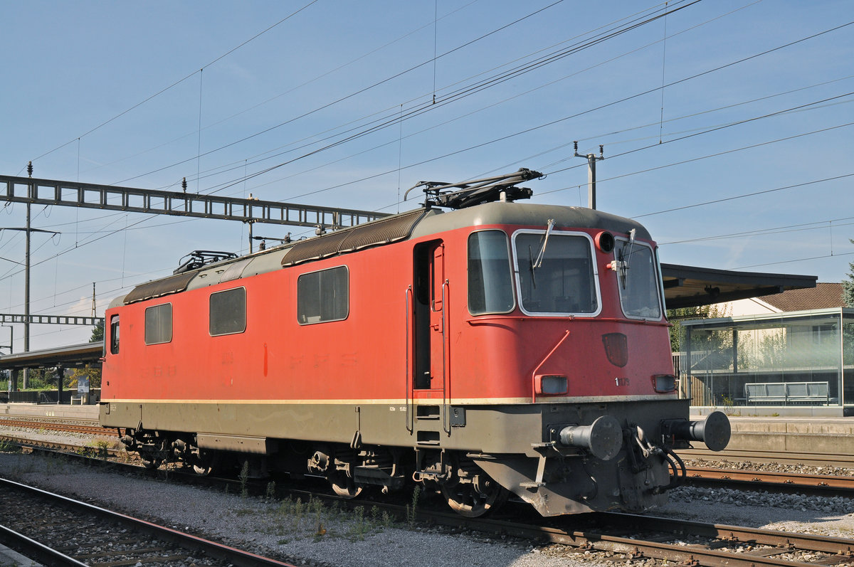Re 4/4 II 11179 wartet beim Bahnhof Kaiseraugst auf ihren Abbruch. Die Aufnahme stammt vom 28.09.2016.