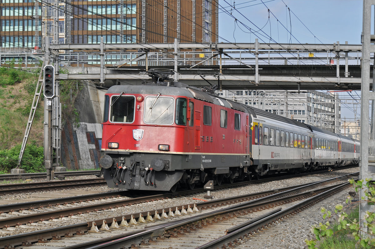 Re 4/4 II 11181 durchfährt den Bahnhof Muttenz. Die Aufnahme stammt vom 13.04.2017.