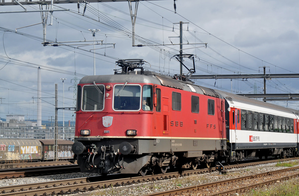 Re 4/4 II 11181 durchfährt den Bahnhof Muttenz. Die Aufnahme stammt vom 14.09.2017.