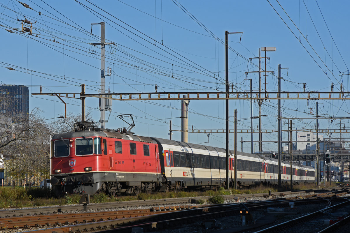 Re 4/4 II 11181 durchfährt den Bahnhof Pratteln. Die Aufnahme stammt vom 18.11.2020.