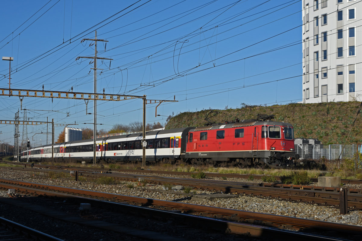Re 4/4 II 11181 durchfährt den Bahnhof Pratteln. Die Aufnahme stammt vom 18.11.2020.