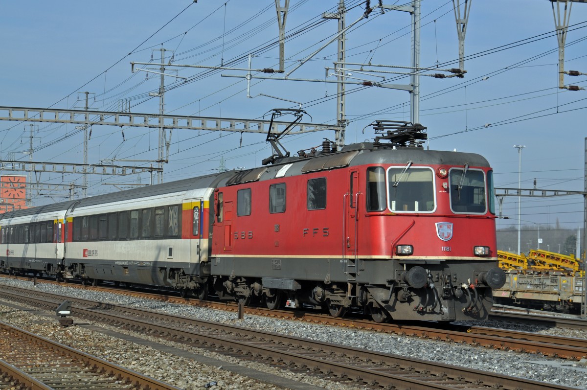 Re 4/4 II 11181 durchfährt den Bahnhof Muttenz. Die Aufnahme stammt vom 13.02.2015.