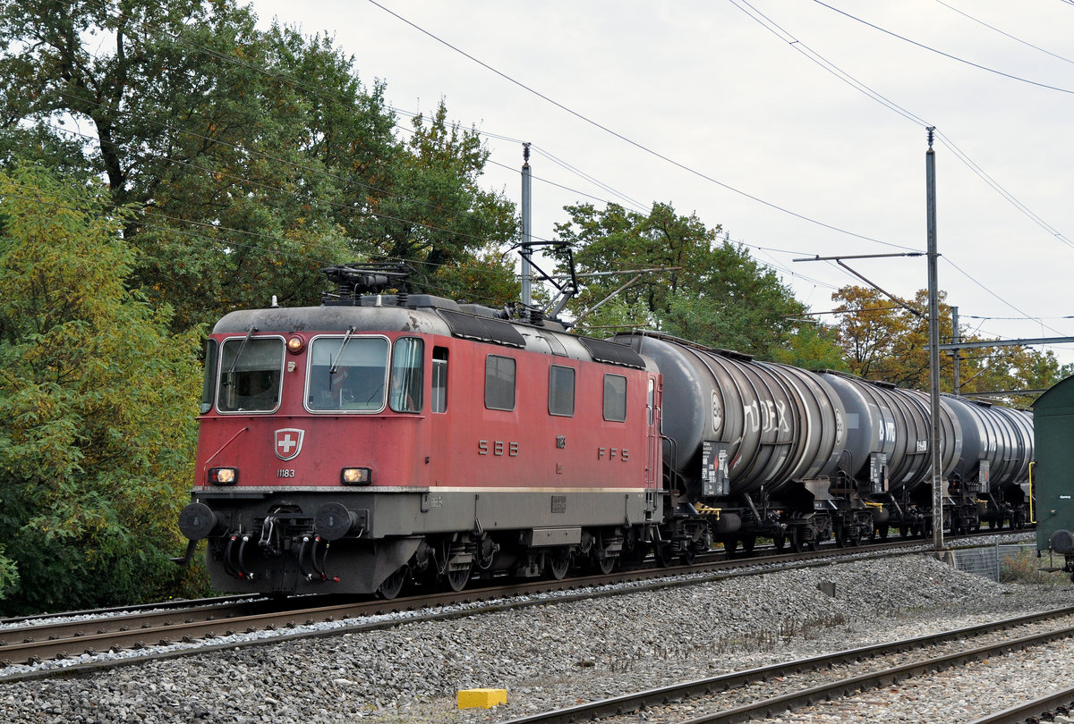 Re 4/4 II 11183 durchfährt den Bahnhof Kaiseraugst. Die Aufnahme stammt vom 24.10.2016.