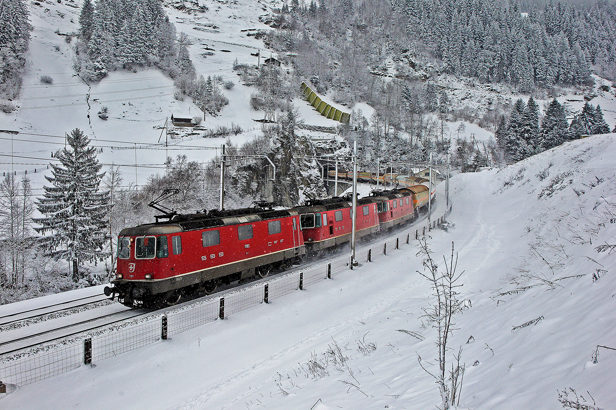 Re 4/4 II 11183,Re 4/4 II 11317,Re 4/4 II 11247 befördern einen Gaskesselwagenzug zu Tale,hier zu sehen am 30.12.2014 in Wassen.