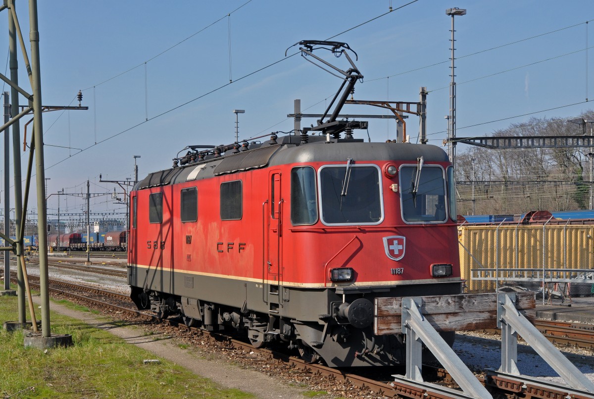 Re 4/4 II 11187 wartet beim Güterbahnhof Muttenz auf den nächsten Einsatz. Die Aufnahme stammt vom 09.03.2016. 