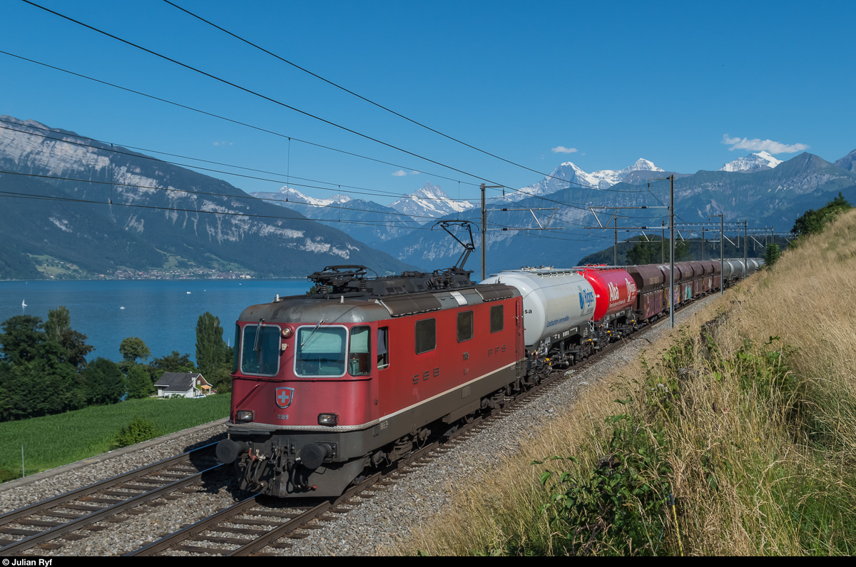 Re 4/4 II 11189 bespannte am 20. Juli 2016 den Lokalgüterzug von Leissigen nach Thun. Aufgenommen bei Einigen.