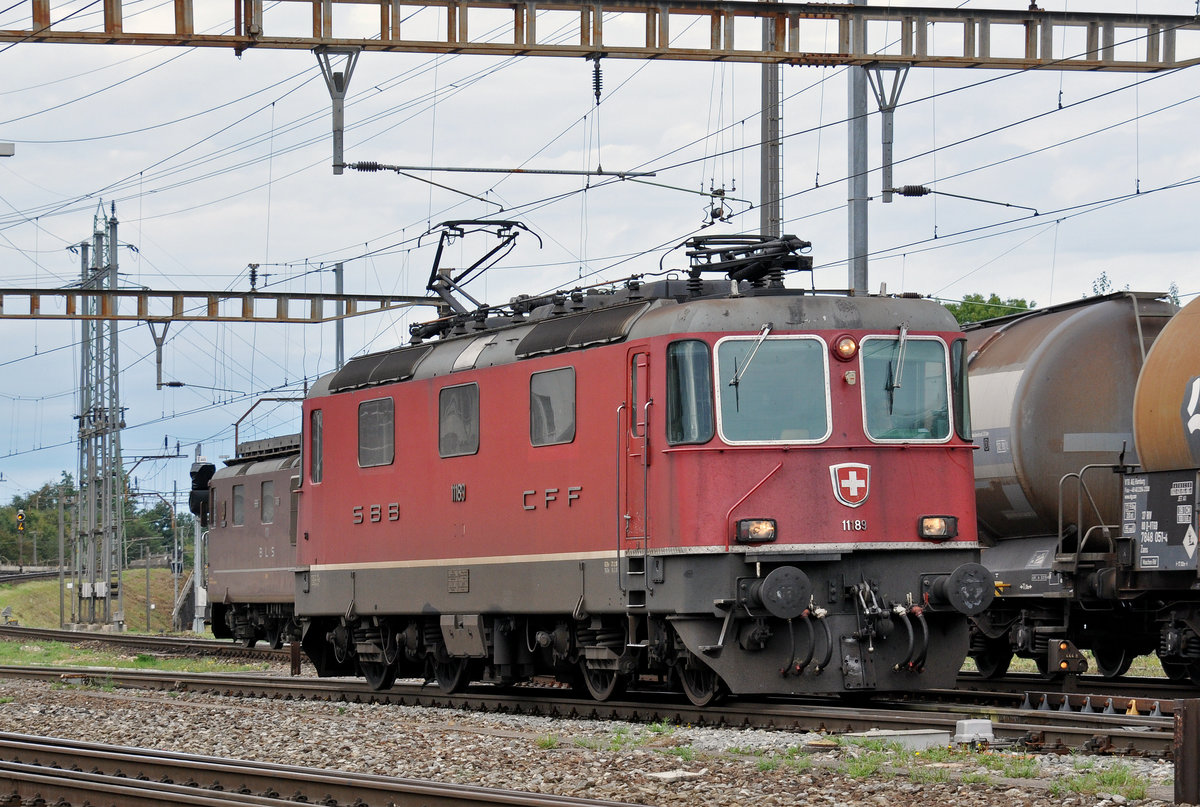 Re 4/4 II 11189, durchfährt den Bahnhof Pratteln. Die Aufnahme stammt vom 16.09.2016.