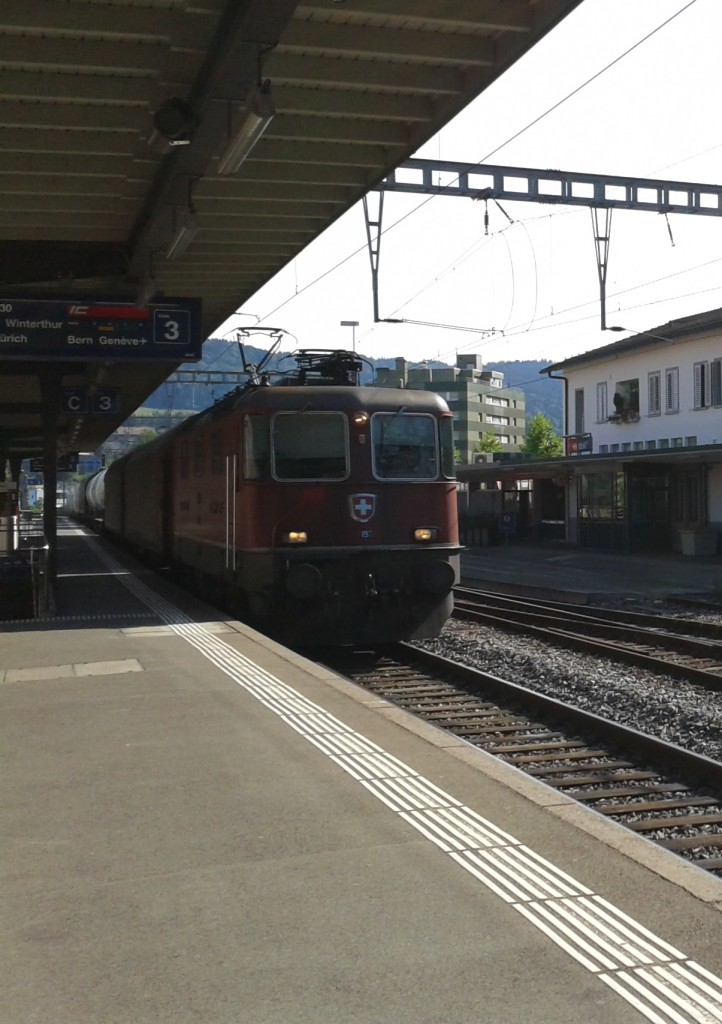 Re 4/4 II 11190 am 24.7.2015 mit einem Gterzug bei der Durchfahrt in Uzwil.