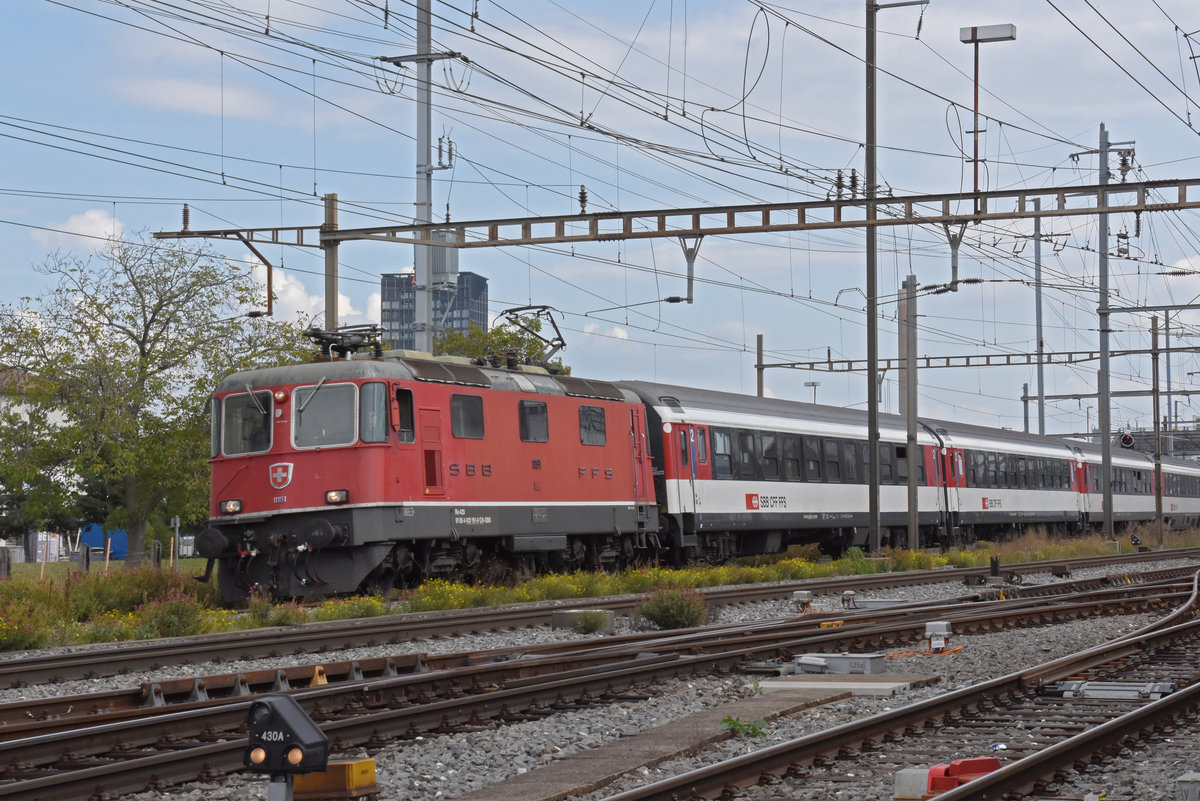 Re 4/4 II 11191 durchfährt den Bahnhof Pratteln. Die Aufnahme stammt vom 22.09.2020.