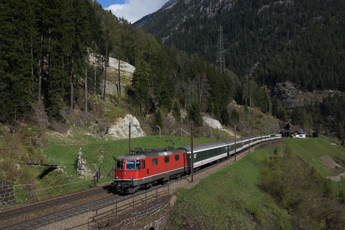 Re 4/4 II 11191 zieht am 22.04.2014 den IR 2165 von Wassen Richtung Göschenen.