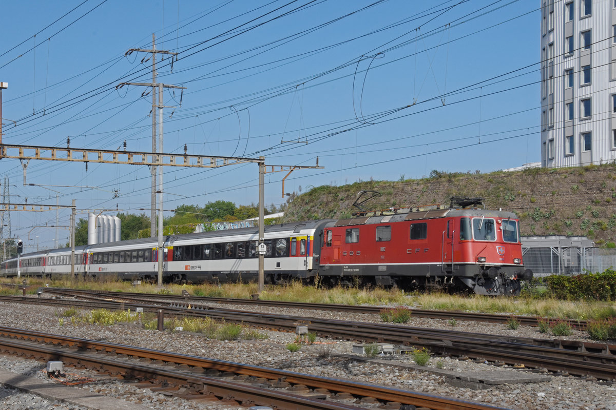 Re 4/4 II 11192 durchfährt den Bahnhof Pratteln. Die Aufnahme stammt vom 07.09.2020.