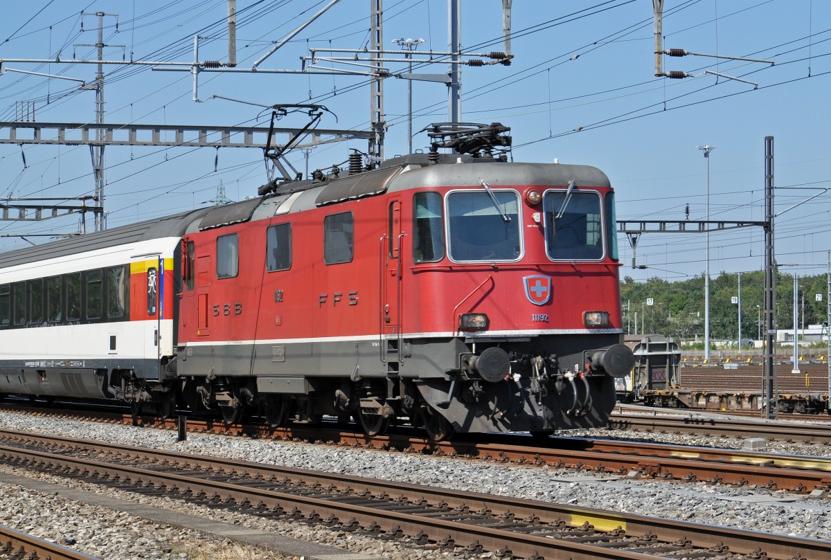 Re 4/4 II 11192 durchfährt den Bahnhof Muttenz. Die Aufnahme stammt vom 09.09.2015.