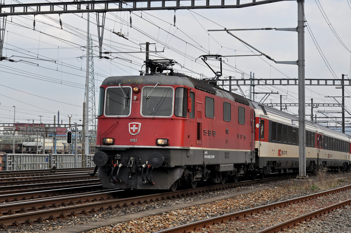 Re 4/4 II 11192 durchfährt den Bahnhof Muttenz. Die Aufnahme stammt vom 24.03.2016.