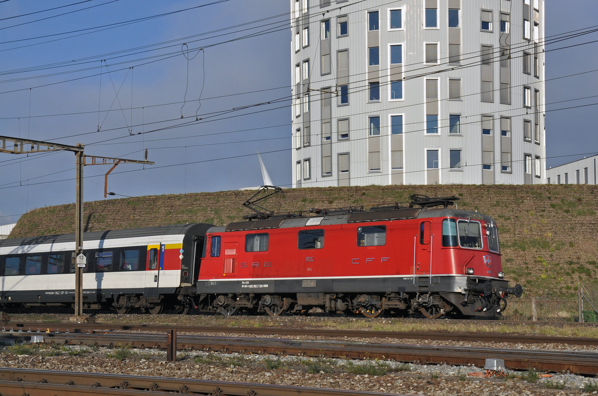 Re 4/4 II 11192 durchfährt den Bahnhof Pratteln. Die Aufnahme stammt vom 07.12.2016