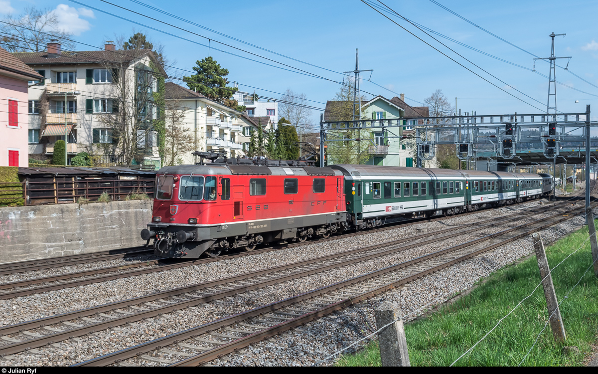 Re 4/4 II 11192 mit einem Militärextrazug am 29. März 2017 in Winterthur.
