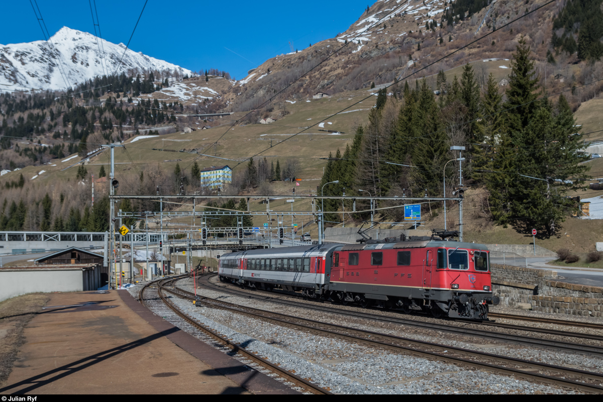 Re 4/4 II 11193 erreicht mit dem InterRegio 2413 von Zürich HB nach Chiasso am 26. März 2016 den Bahnhof Airolo. <br>
Der aus nur vier Wagen bestehende IR 2413 verkehrt nur an Samstagen vom 26. März bis am 29. Oktober und verkehrt zwischen Arth-Goldau und Göschenen ohne Halt.