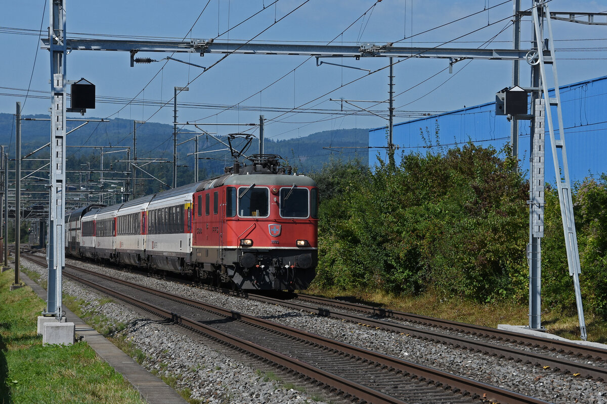 Re 4/4 II 11193 fährt Richtung Bahnhof Itingen. Die Aufnahme stammt vom 03.09.2021.