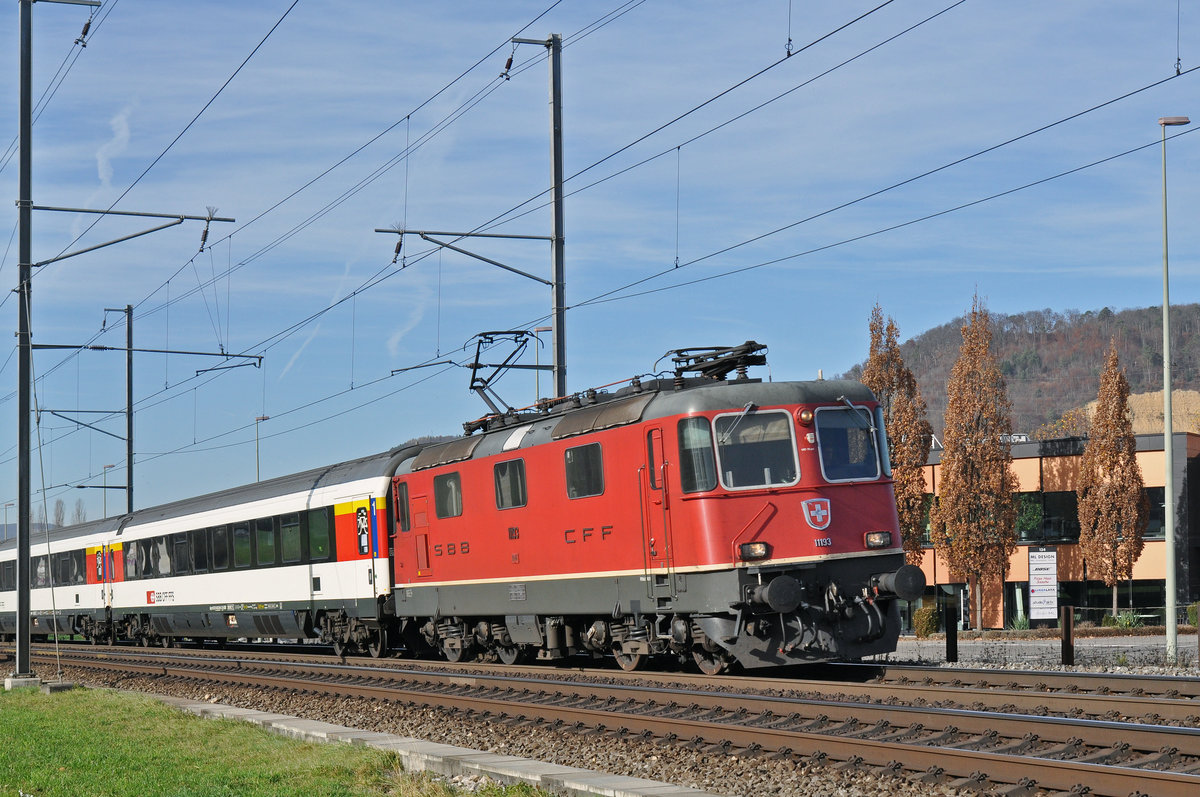 Re 4/4 II 11193 fährt zum Bahnhof Sissach. Die Aufnahme stammt vom 16.11.2015.