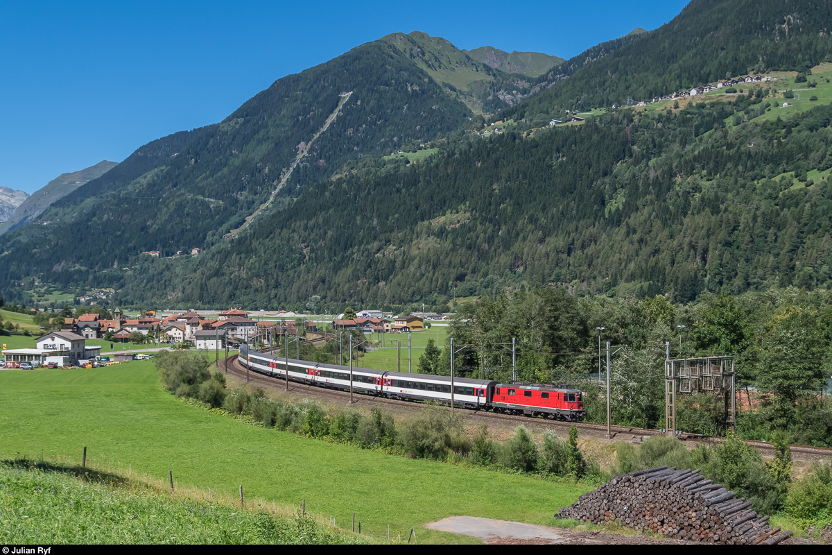 Re 4/4 II 11194 fährt am 23. August 2016 mit einem IR nach Locarno bei Ambrì talwärts.