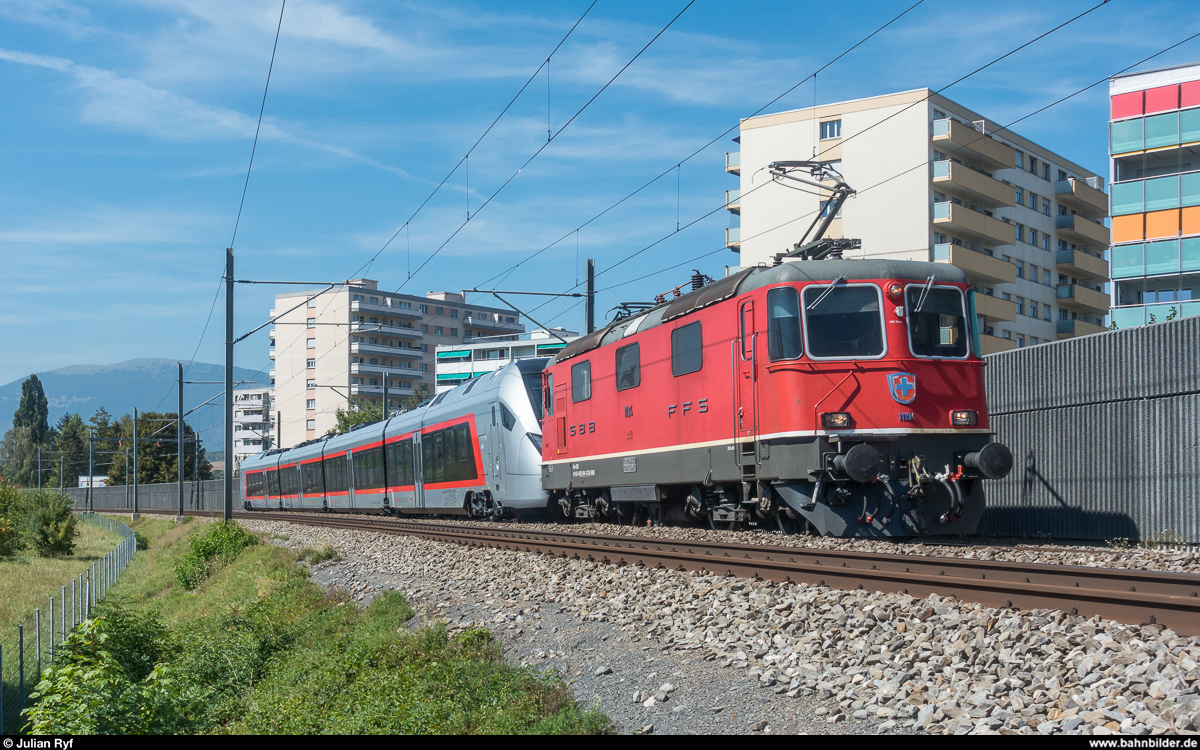 Re 4/4 II 11194 hat am 8. September 2018 den neuen SOB-FLIRT RABe 526 001 am Haken. Aufnahme bei Yverdon.