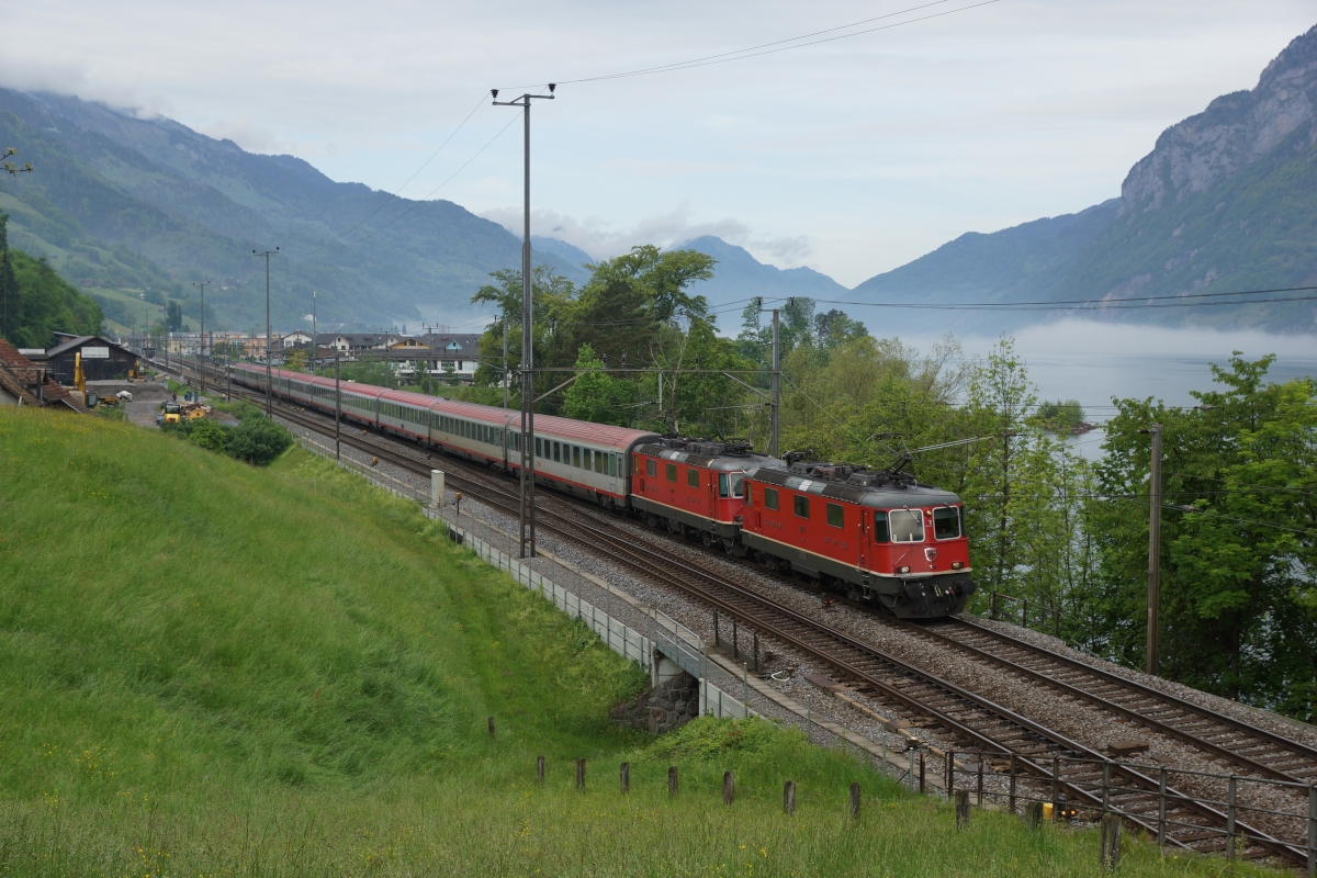 Re 4/4 II 11194 und Re 4/4 II 11212 ziehen am 10.05.2014 den EC 163 von Unterterzen Richtung Mols.