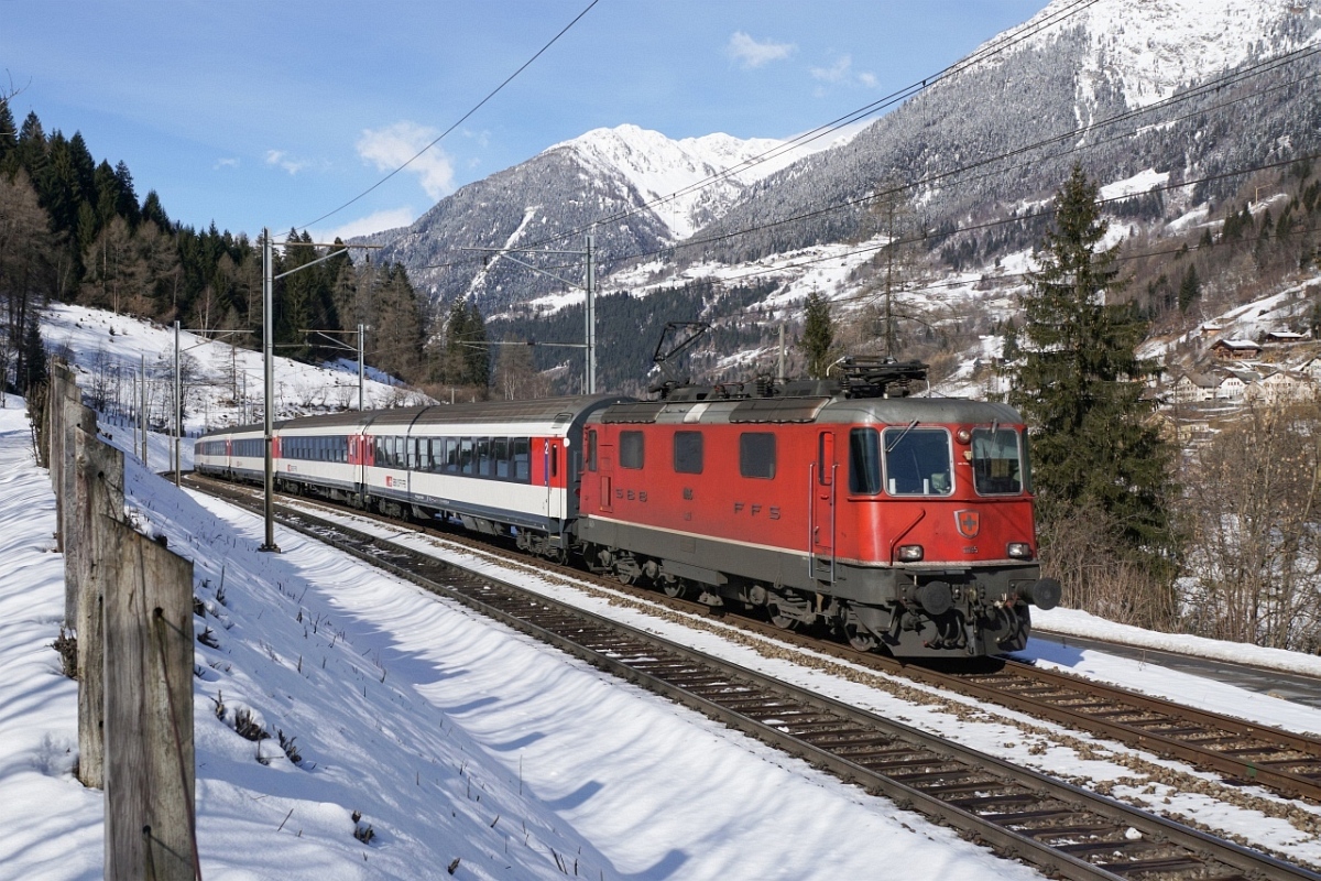 Re 4/4 II 11195 am 15.02.2016 mit dem IR 2315 bei Rodi-Fiesso.
