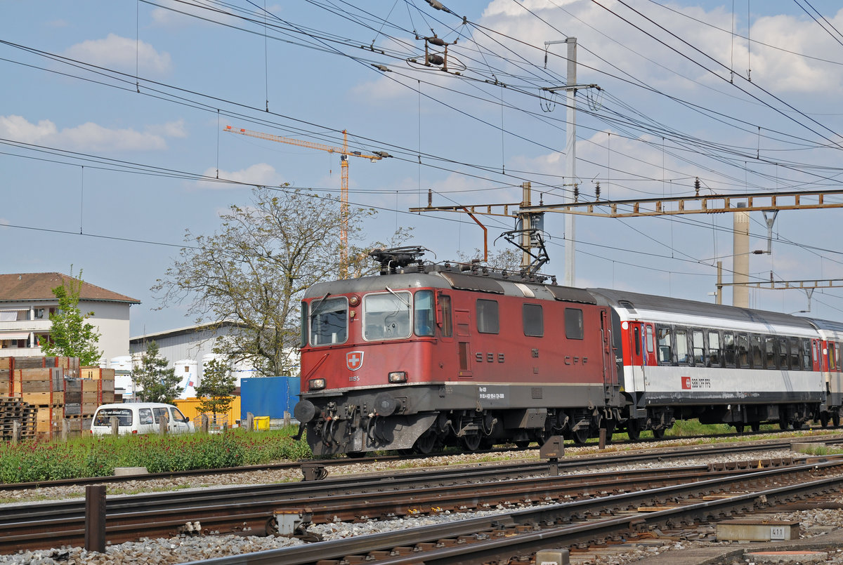 Re 4/4 II 11195 durchfährt den Bahnhof Pratteln. Die Aufnahme stammt vom 07.05.2016.