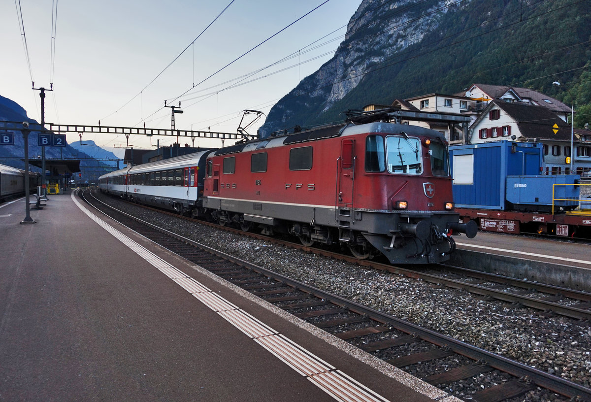 Re 4/4 II 11195 hält mit dem IR 2335 (Basel SBB - Locarno), im Bahnhof Erstfeld.
Aufgenommen am 20.7.2016.