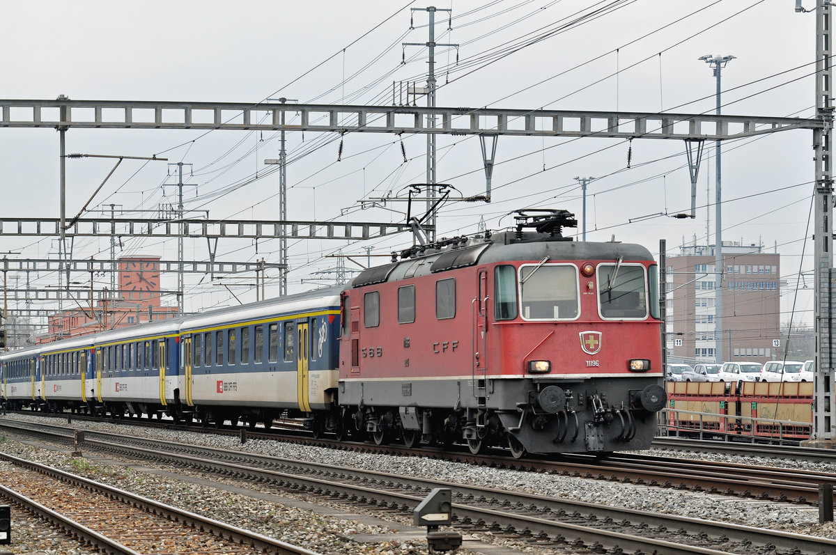 Re 4/4 II 11196 durchfährt den Bahnhof Muttenz. Die Aufnahme stammt vom 23.03.2016.