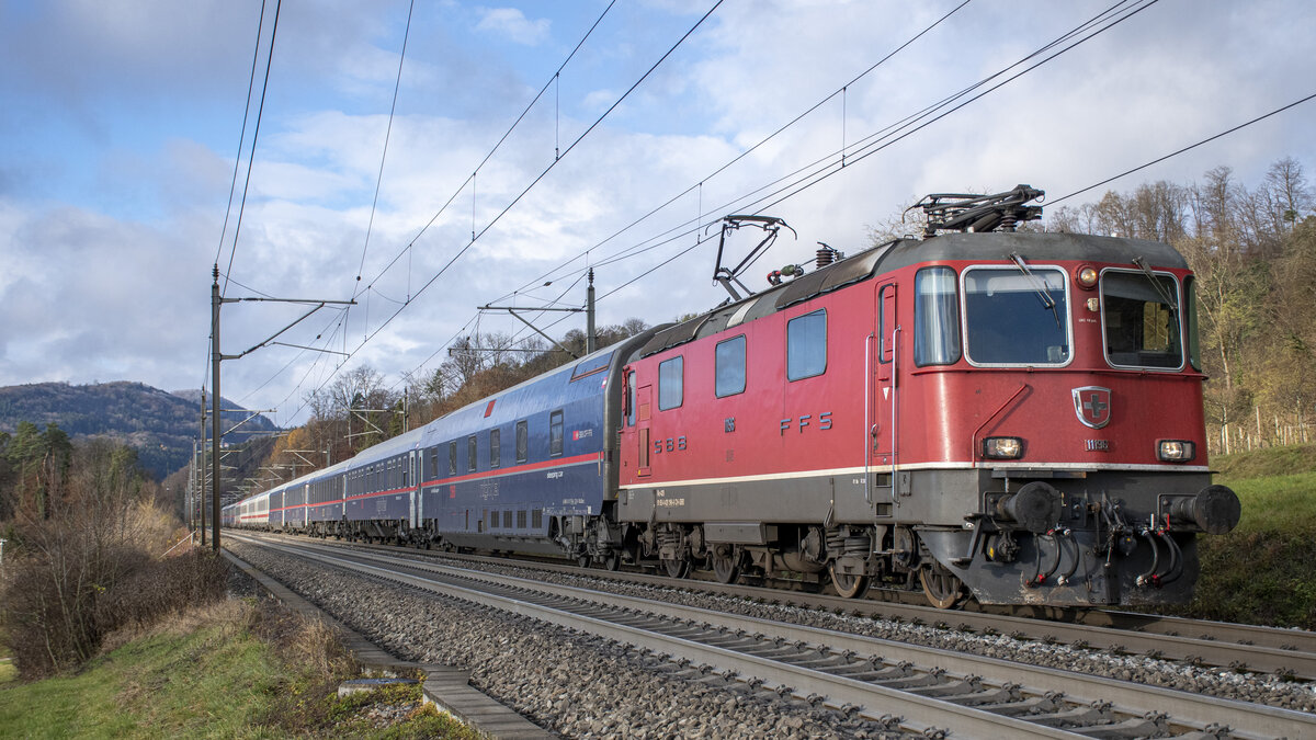Re 4/4 II 11196 ist mit dem nightjet bei Villnachern AG unterwegs nach Zürich, aufgenommen am Morgen des 27.11.2021.