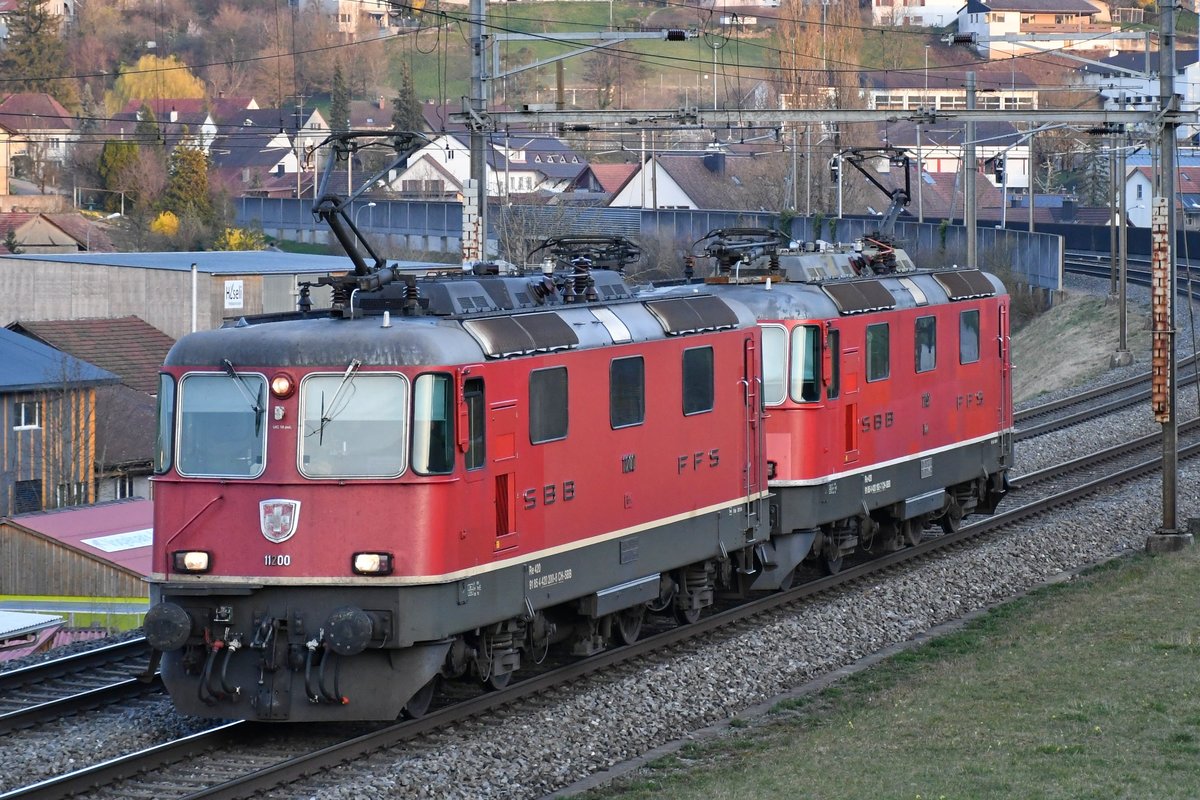 Re 4/4 II 11200 und 11192 unterwegs in Richtung Basel bei Zeihen AG am Abend des 19.03.2020.