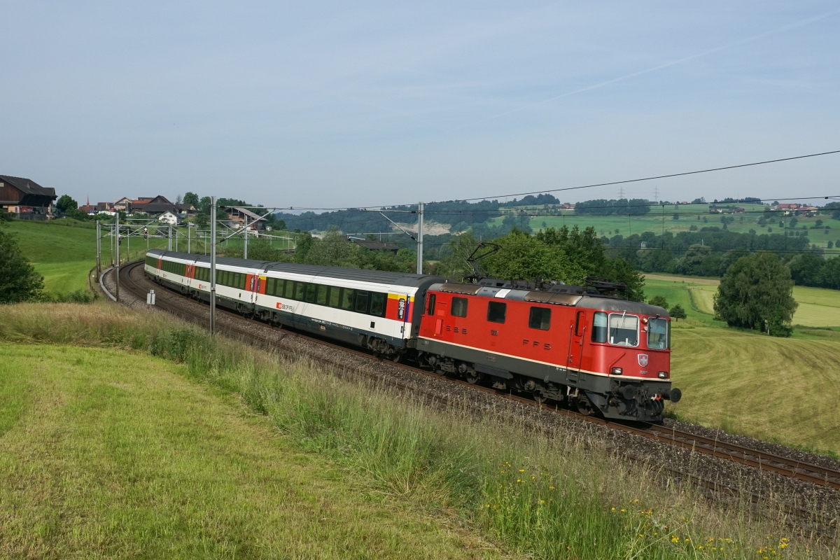 Re 4/4 II 11200 nähert sich am 31.05.2015 Rotkreuz.
