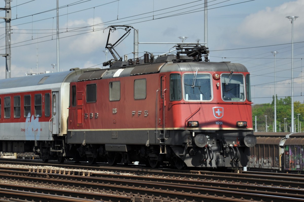 Re 4/4 II 11206 durchfährt den Bahnhof Muttenz. Die Aufnahme stammt vom 22.04.2014.