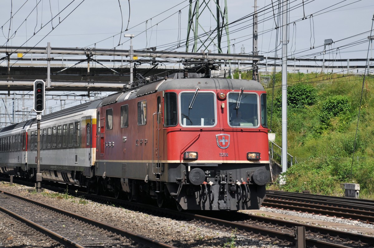 Re 4/4 II 11206 durchfährt den Bahnhof Muttenz. Die Aufnahme stammt vom 27.06.2014.