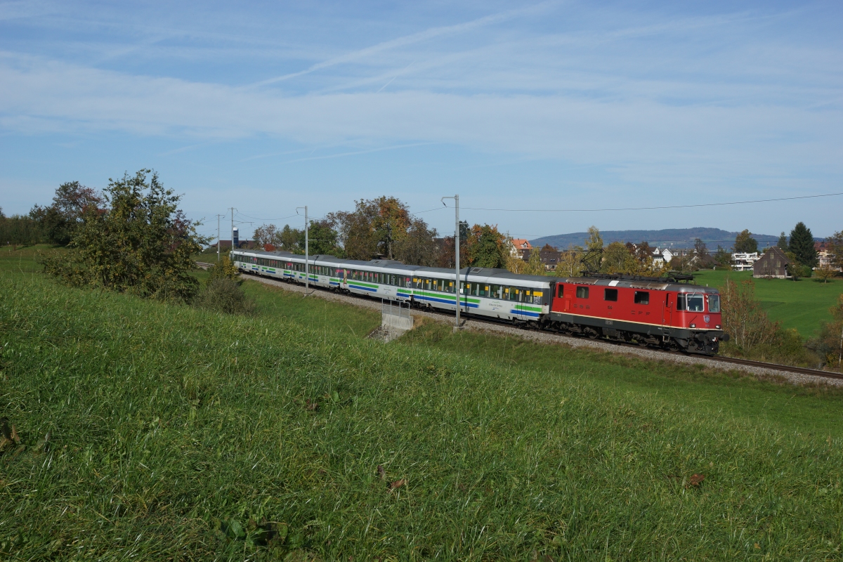 Re 4/4 II 11210 befindet sich am 26.10.2013 mit dem Voralpen-Express 2417 unterhalb von Samstagern.