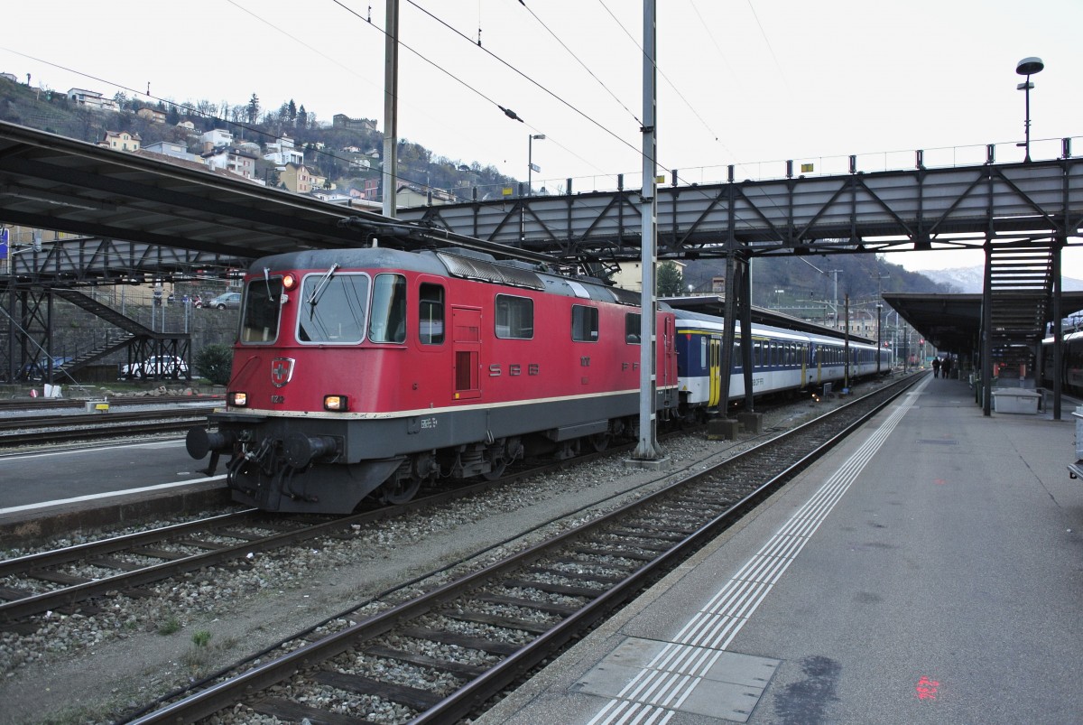 Re 4/4 II 11212 mit 4-teiligem KlB Pendel als S10 25128 in Bellinzona, 29.11.2013.