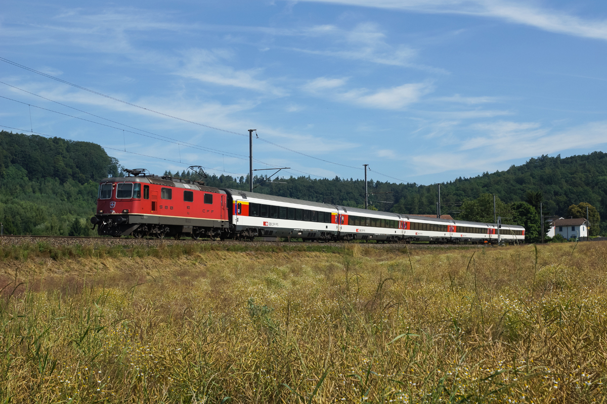 Re 4/4 II 11212 zieht am 06.07.2014 den IC 181 von Schaffhausen Richtung Zürich HB, aufgenommen bei Rafz.