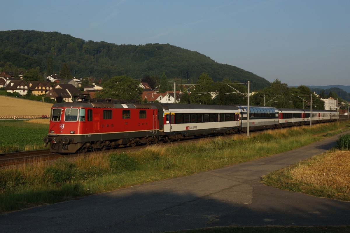 Re 4/4 II 11215 zieht am 21.07.2013 den IR 2163 von Itingen Richtung Sissach.