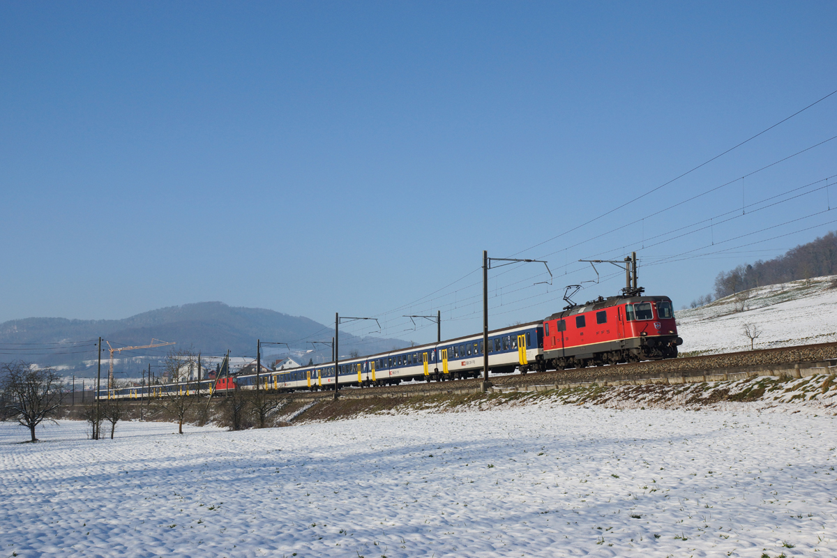 Re 4/4 II 11219 befindet sich am 01.01.2015 mit einem Extrazug nach Zürich HB bei Tecknau.