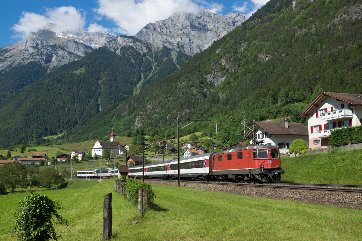 Re 4/4 II 11228 zieht am 24.05.2014 den IR 2177 von Silenen Richtung Amsteg.