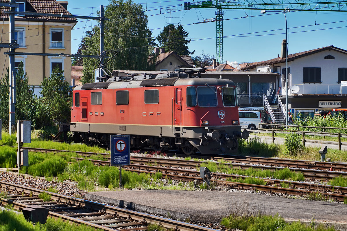 Re 4/4 II 11231 steht im Bahnhof St. Margrethen und wartet auf ihren nächsten Einsatz.
Aufgenommen am 18.7.2016.
