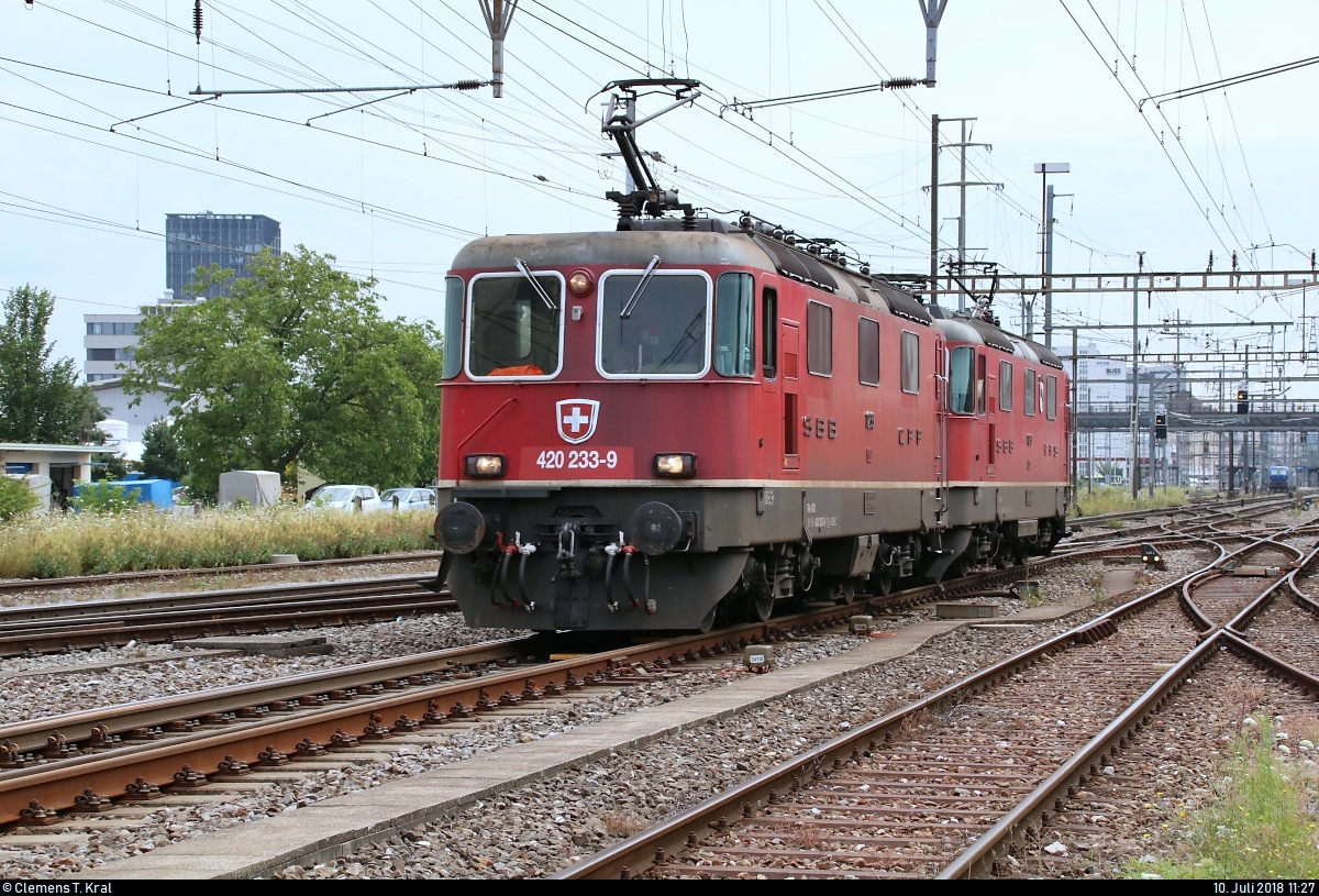 Re 4/4 II 11233 (420 233-9) und eine Schwesterlok der SBB als Lokzug durchfahren den Bahnhof Pratteln (CH) in westlicher Richtung.
Aufgenommen von der Güterstrasse.
[10.7.2018 | 11:27 Uhr]